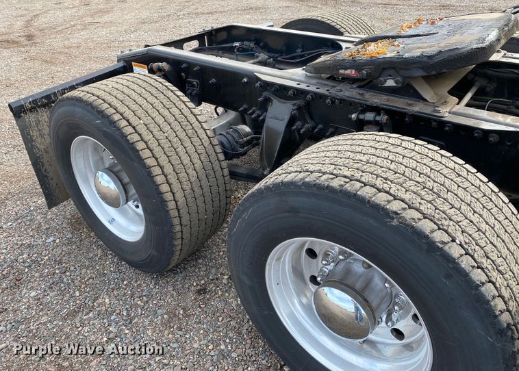 image for item DG7104 2015 Freightliner Cascadia 125 semi truck