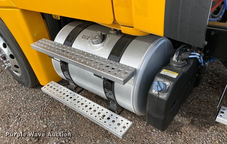 image for item DG7104 2015 Freightliner Cascadia 125 semi truck