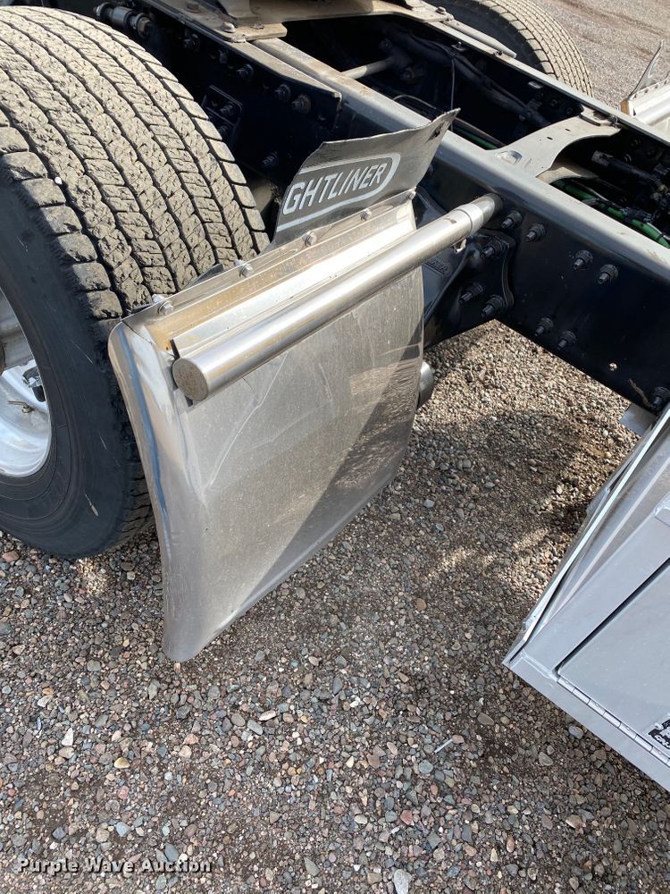 image for item DG7104 2015 Freightliner Cascadia 125 semi truck