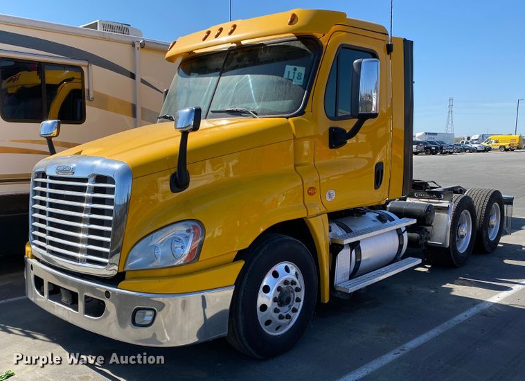 image for item DG7105 2017 Freightliner Cascadia 125 semi truck