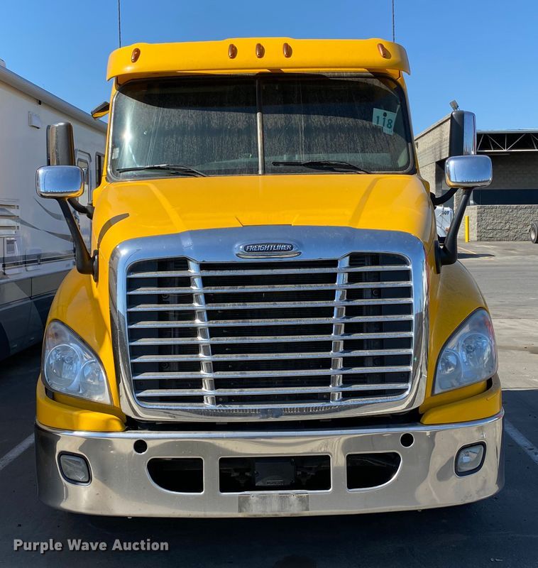 image for item DG7105 2017 Freightliner Cascadia 125 semi truck