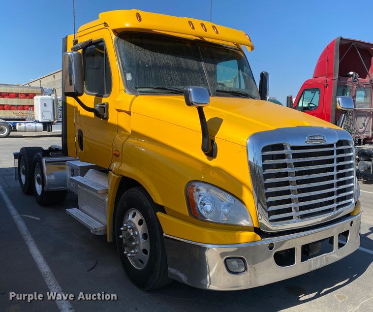 image for item DG7105 2017 Freightliner Cascadia 125 semi truck