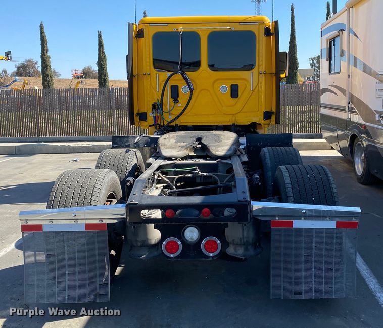 image for item DG7105 2017 Freightliner Cascadia 125 semi truck