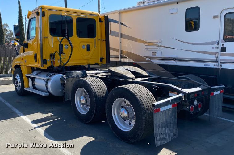 image for item DG7105 2017 Freightliner Cascadia 125 semi truck