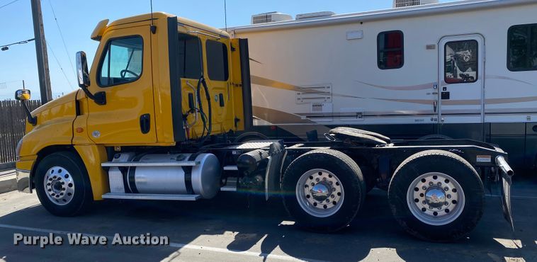 image for item DG7105 2017 Freightliner Cascadia 125 semi truck