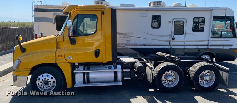 image for item DG7105 2017 Freightliner Cascadia 125 semi truck