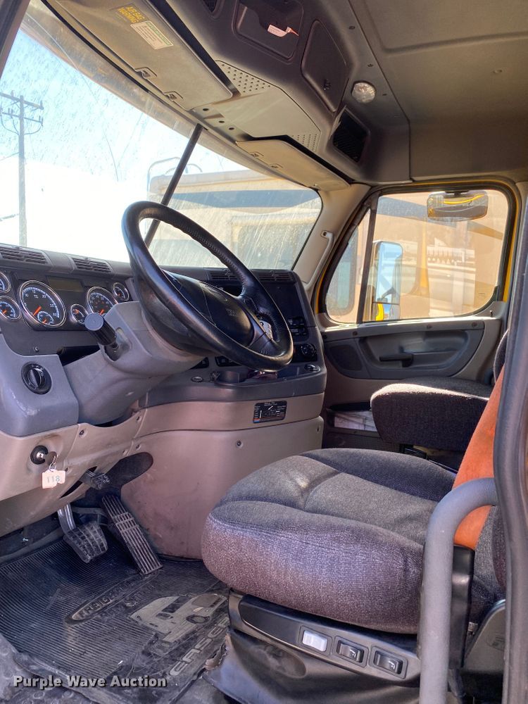 image for item DG7105 2017 Freightliner Cascadia 125 semi truck