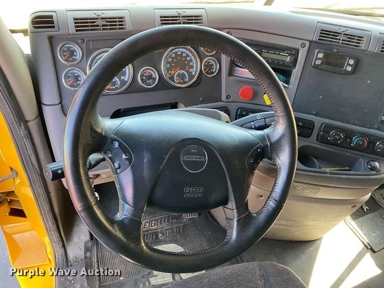 image for item DG7105 2017 Freightliner Cascadia 125 semi truck