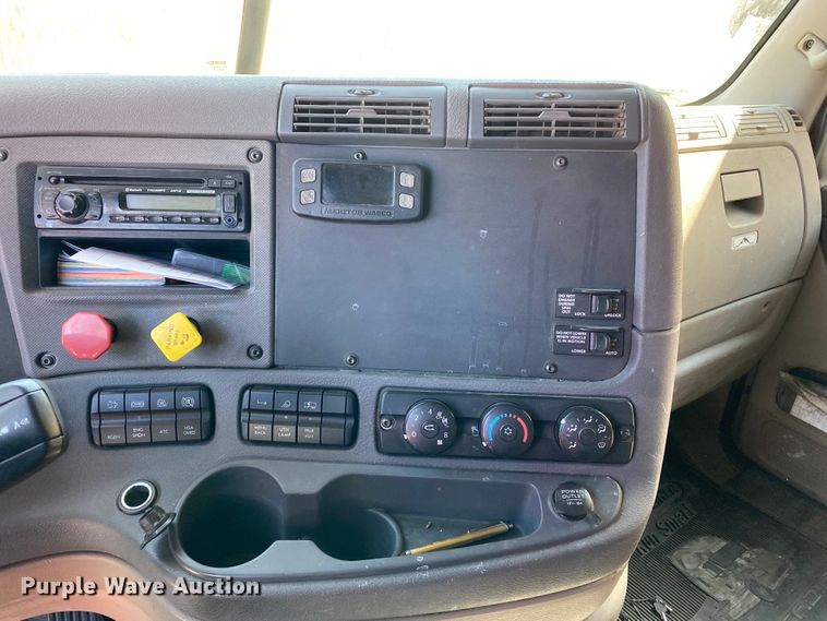 image for item DG7105 2017 Freightliner Cascadia 125 semi truck