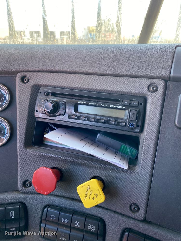 image for item DG7105 2017 Freightliner Cascadia 125 semi truck