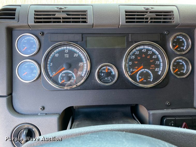 image for item DG7105 2017 Freightliner Cascadia 125 semi truck