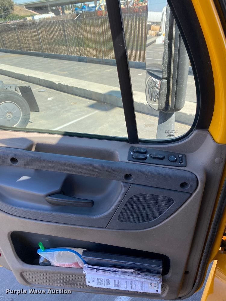 image for item DG7105 2017 Freightliner Cascadia 125 semi truck