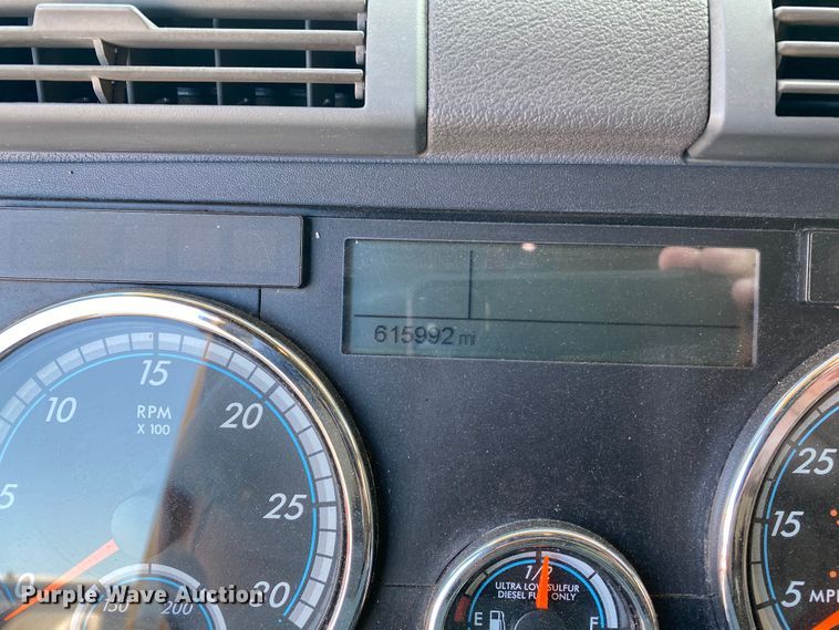 image for item DG7105 2017 Freightliner Cascadia 125 semi truck