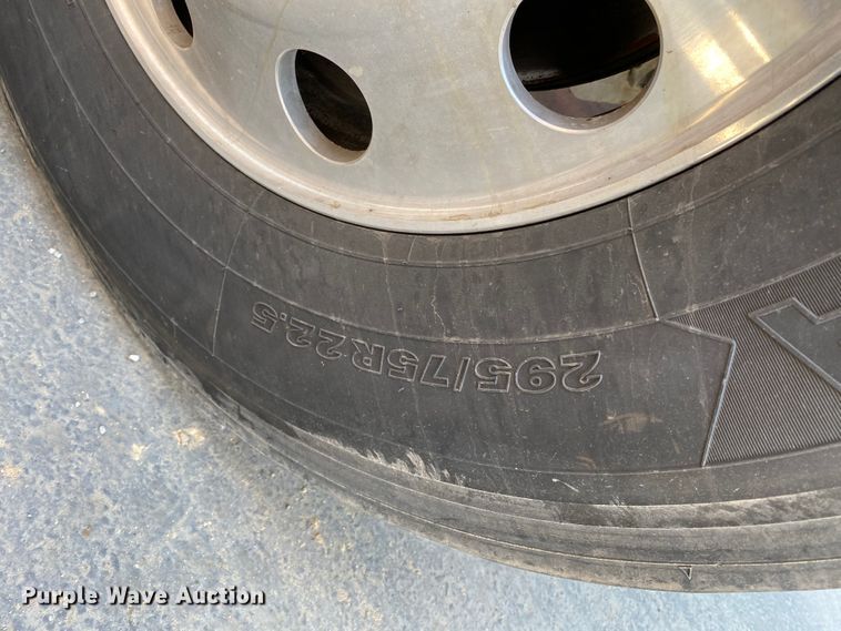 image for item DG7105 2017 Freightliner Cascadia 125 semi truck