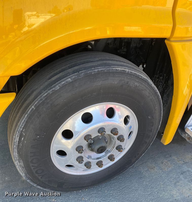 image for item DG7105 2017 Freightliner Cascadia 125 semi truck