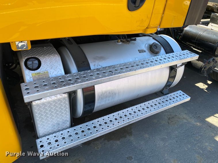 image for item DG7105 2017 Freightliner Cascadia 125 semi truck