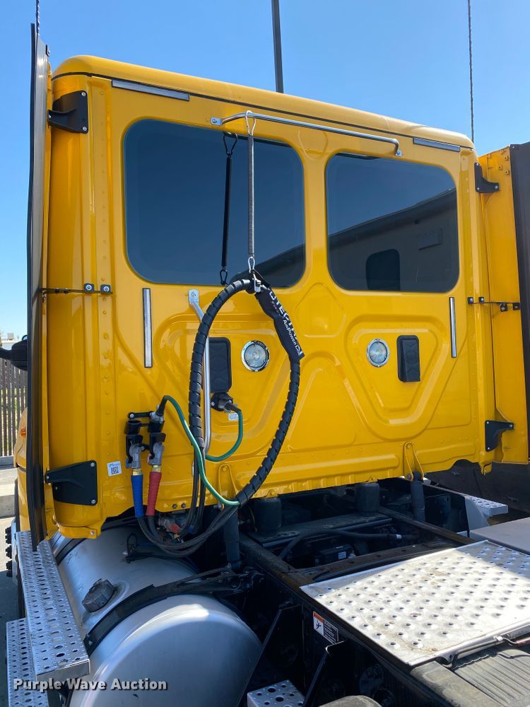 image for item DG7105 2017 Freightliner Cascadia 125 semi truck