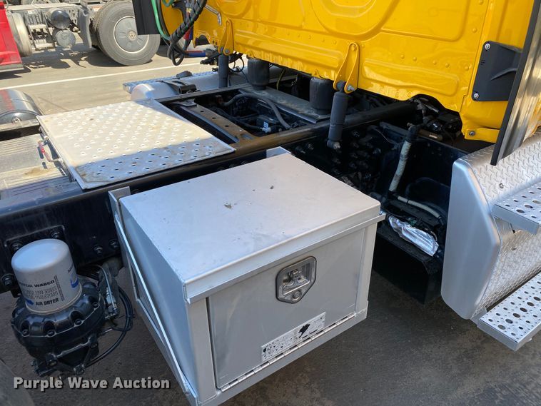 image for item DG7105 2017 Freightliner Cascadia 125 semi truck