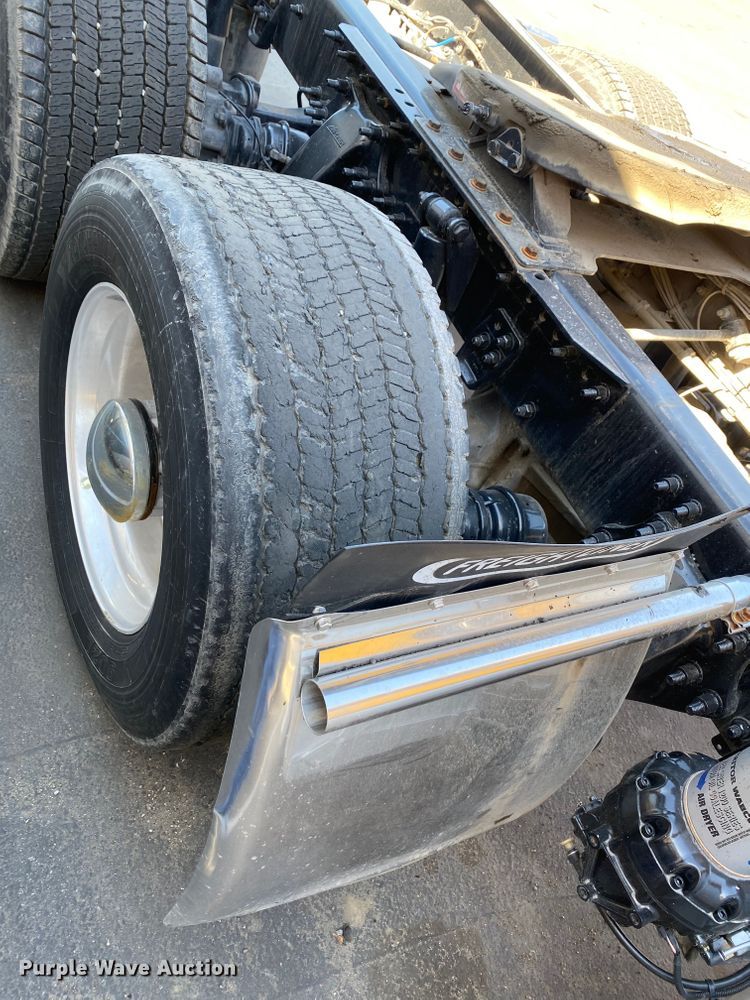 image for item DG7105 2017 Freightliner Cascadia 125 semi truck