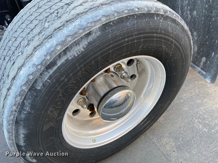 image for item DG7105 2017 Freightliner Cascadia 125 semi truck