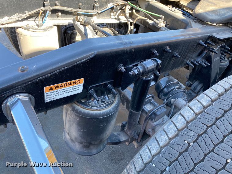 image for item DG7105 2017 Freightliner Cascadia 125 semi truck