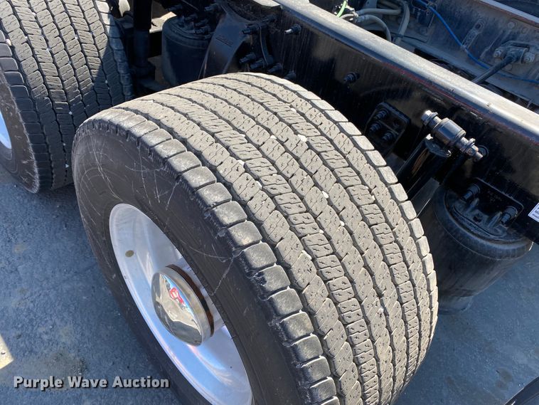 image for item DG7105 2017 Freightliner Cascadia 125 semi truck