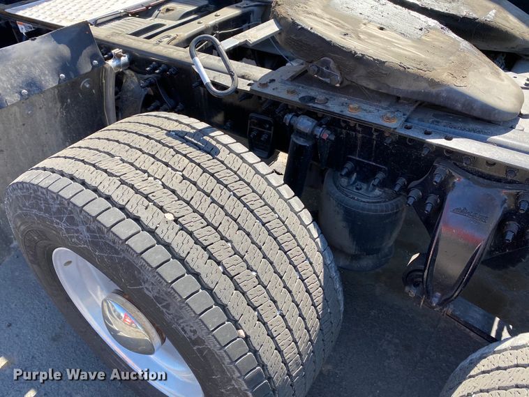 image for item DG7105 2017 Freightliner Cascadia 125 semi truck