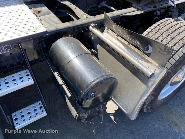 image for item DG7105 2017 Freightliner Cascadia 125 semi truck