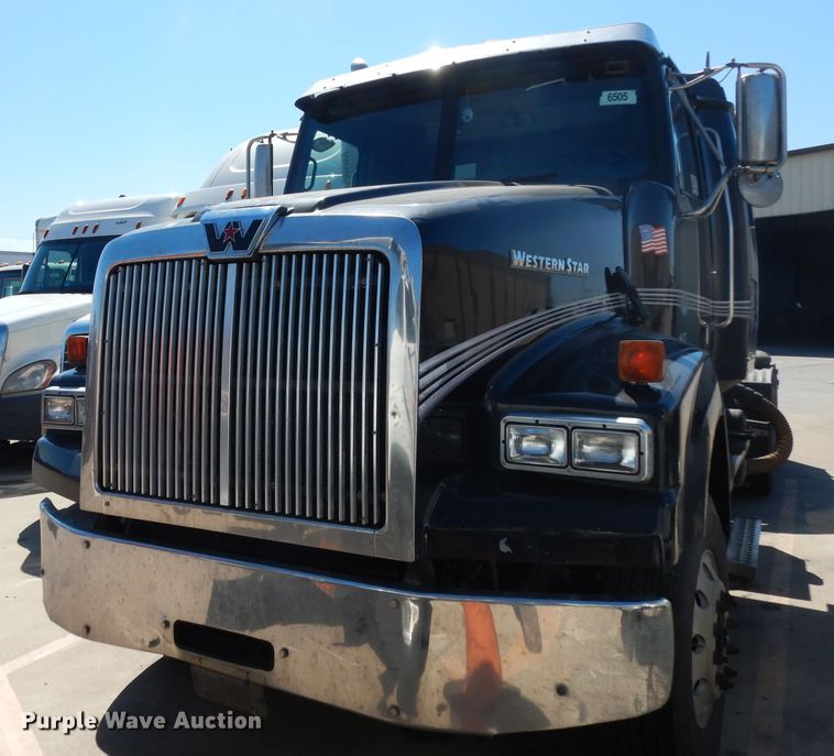 image for item DH2380 2015 Western Star 4900SB semi truck