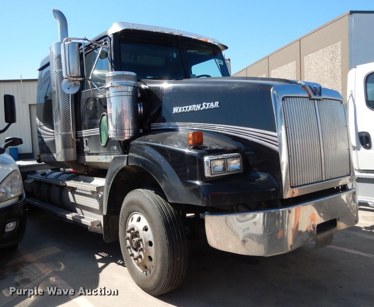 image for item DH2380 2015 Western Star 4900SB semi truck