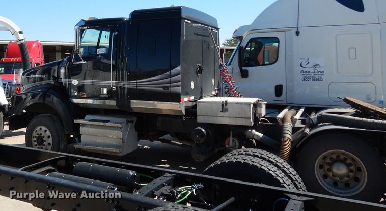 image for item DH2380 2015 Western Star 4900SB semi truck