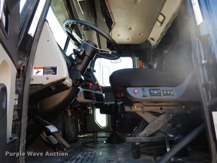 image for item DH2380 2015 Western Star 4900SB semi truck