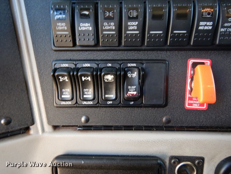 image for item DH2380 2015 Western Star 4900SB semi truck