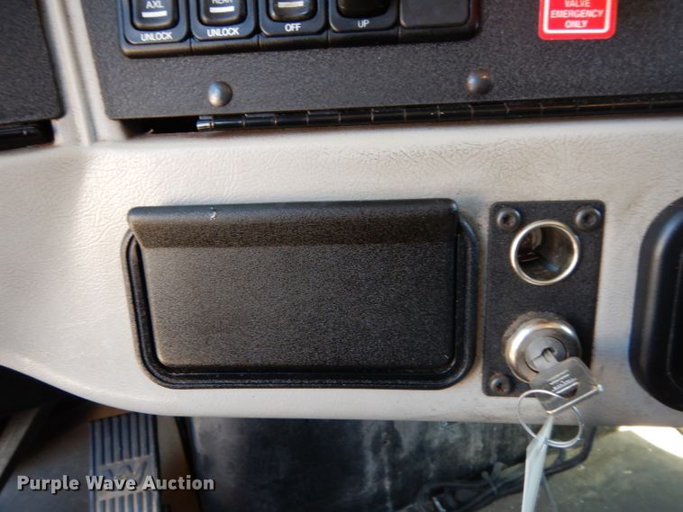 image for item DH2380 2015 Western Star 4900SB semi truck