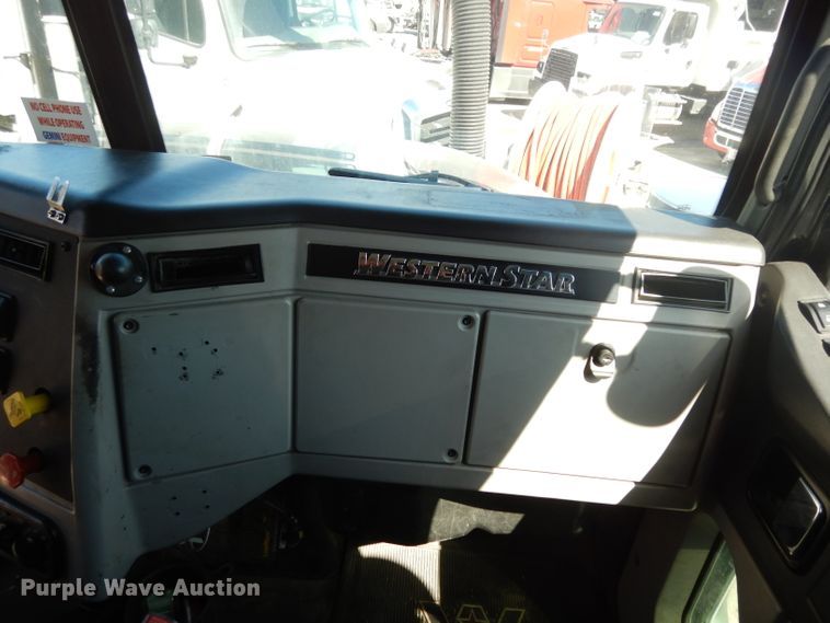 image for item DH2380 2015 Western Star 4900SB semi truck