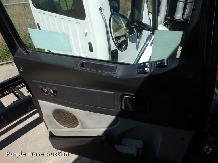 image for item DH2380 2015 Western Star 4900SB semi truck