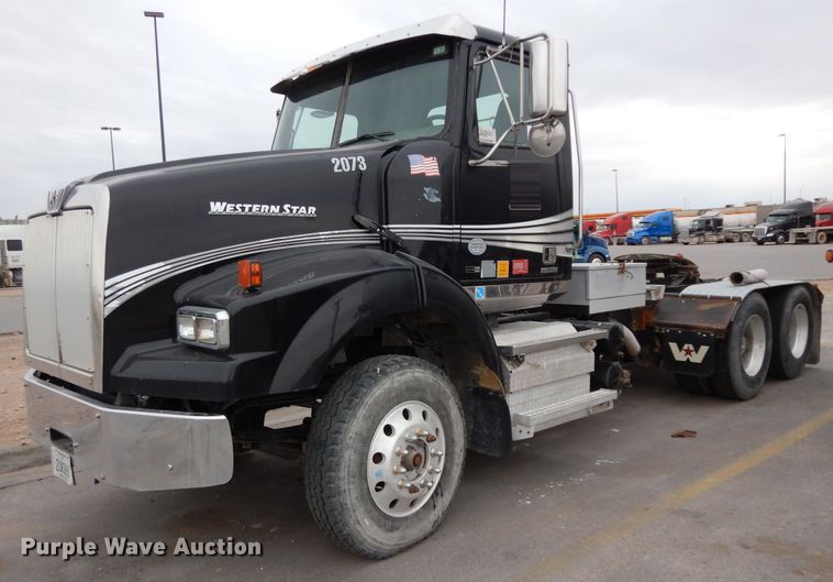image for item DH2382 2014 Western Star 4900SB semi truck