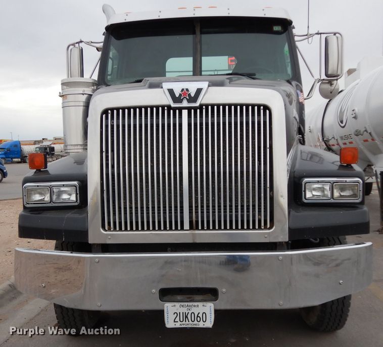 image for item DH2382 2014 Western Star 4900SB semi truck