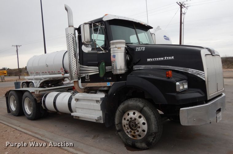image for item DH2382 2014 Western Star 4900SB semi truck