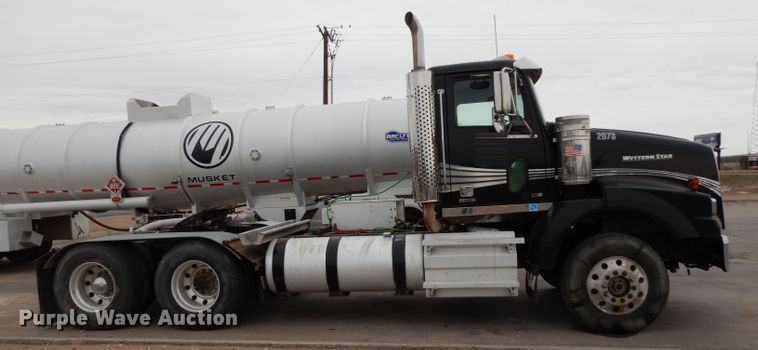 image for item DH2382 2014 Western Star 4900SB semi truck