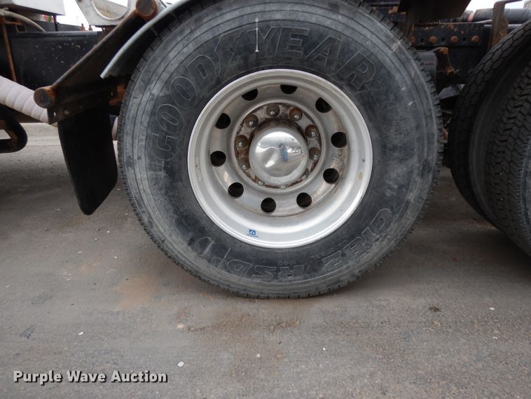 image for item DH2382 2014 Western Star 4900SB semi truck