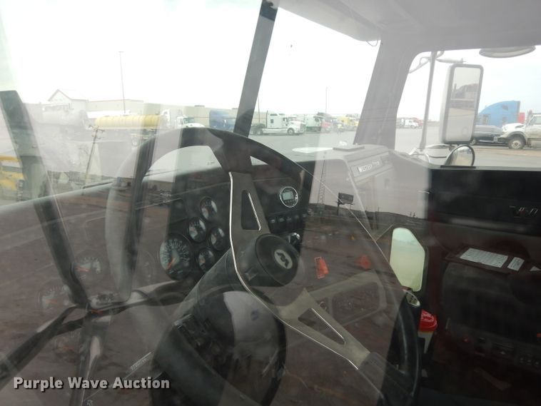 image for item DH2382 2014 Western Star 4900SB semi truck