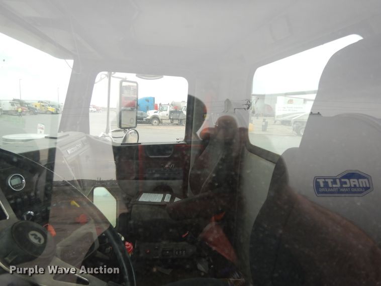 image for item DH2382 2014 Western Star 4900SB semi truck