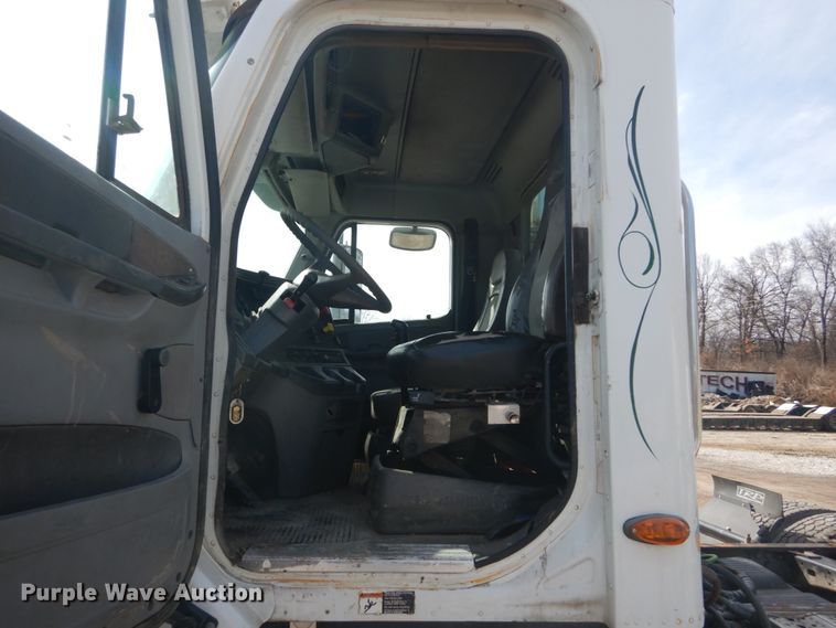 image for item DH5089 2004 Freightliner Columbia semi truck