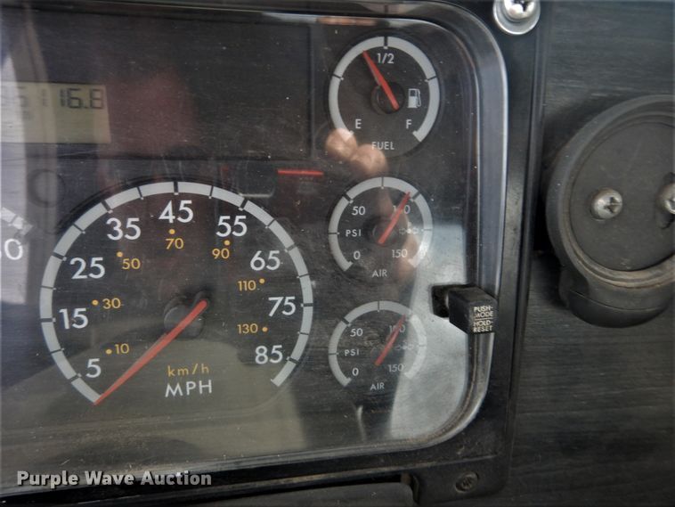 image for item DH5089 2004 Freightliner Columbia semi truck