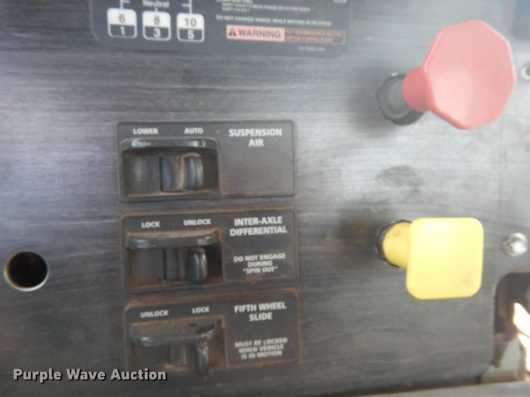 image for item DH5089 2004 Freightliner Columbia semi truck