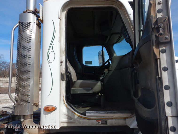 image for item DH5089 2004 Freightliner Columbia semi truck