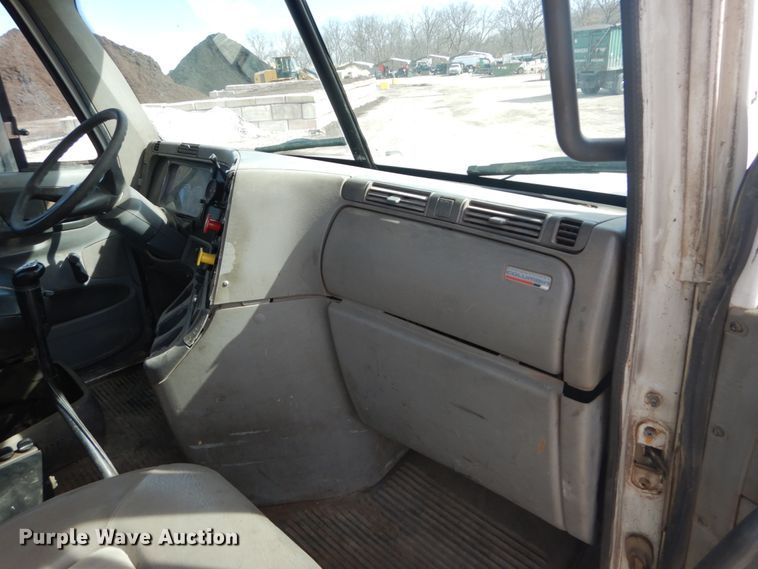 image for item DH5089 2004 Freightliner Columbia semi truck