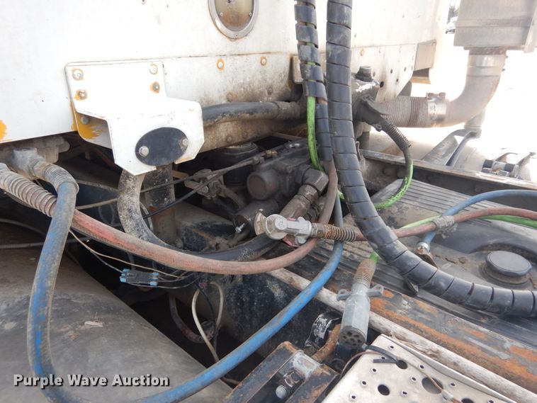 image for item DH5089 2004 Freightliner Columbia semi truck