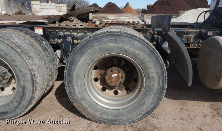 image for item DH5089 2004 Freightliner Columbia semi truck